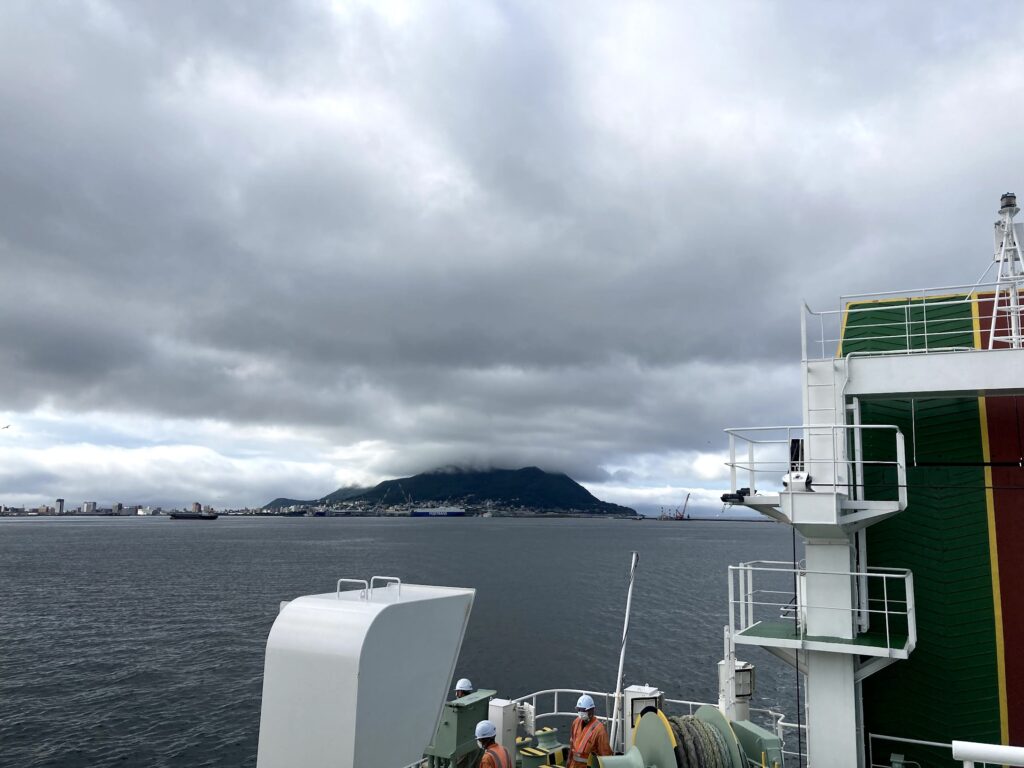 雲がかかった函館山